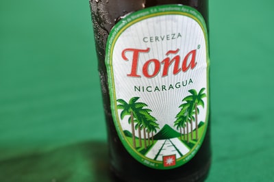 绿色表面的Cerveza Tona尼加拉瓜瓶